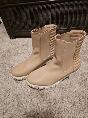 Neutral Tan Chelsea Lug Sole Ankle Boots - Women's